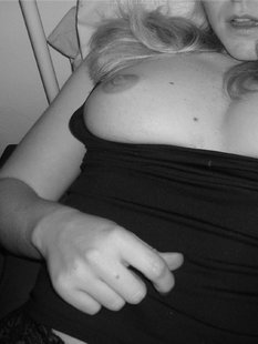 Взрослая блондинка делает селфи с голыми сиськами в квартире